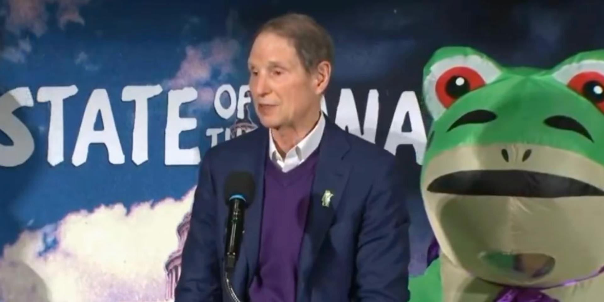 Oregon Sen Ron Wyden ditches SOTU to praise 'naked bike riders,' anti-ICE protesters in frog costumes as 'wonderful patriots'