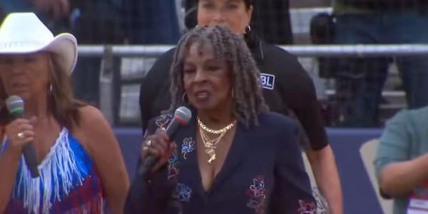 Motown singer Martha Reeves performs brutal National Anthem rendition at Women’s Pro Baseball League