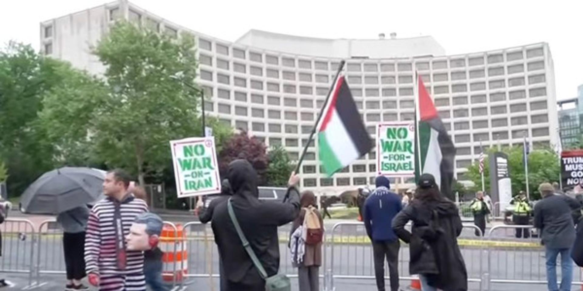 Leftist agitators held up signs calling for death to Trump amid WHCD attack