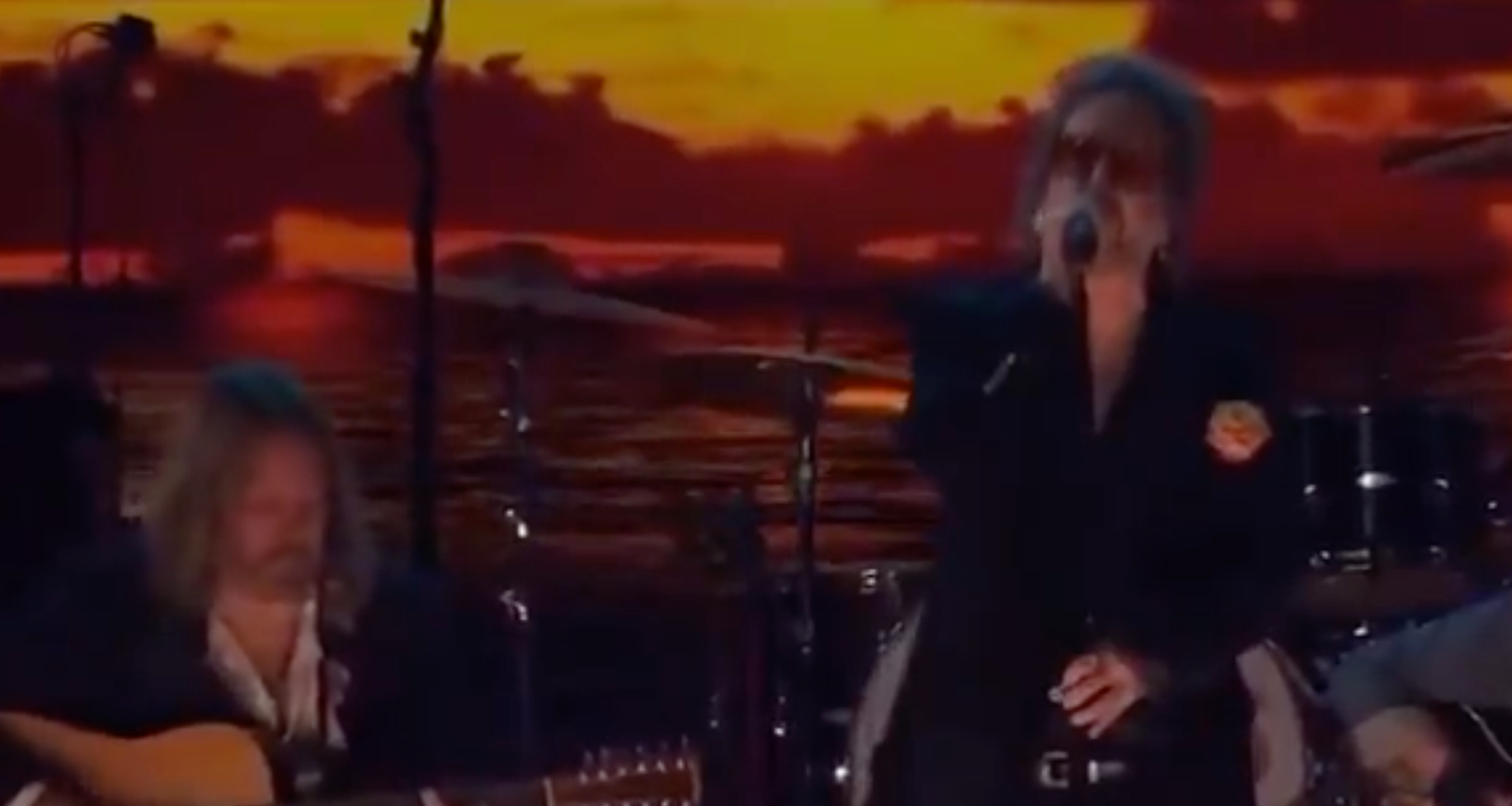 Black Crowes audience in Tampa BOOS and leaves in droves after lead singer shames them for chanting 'USA'