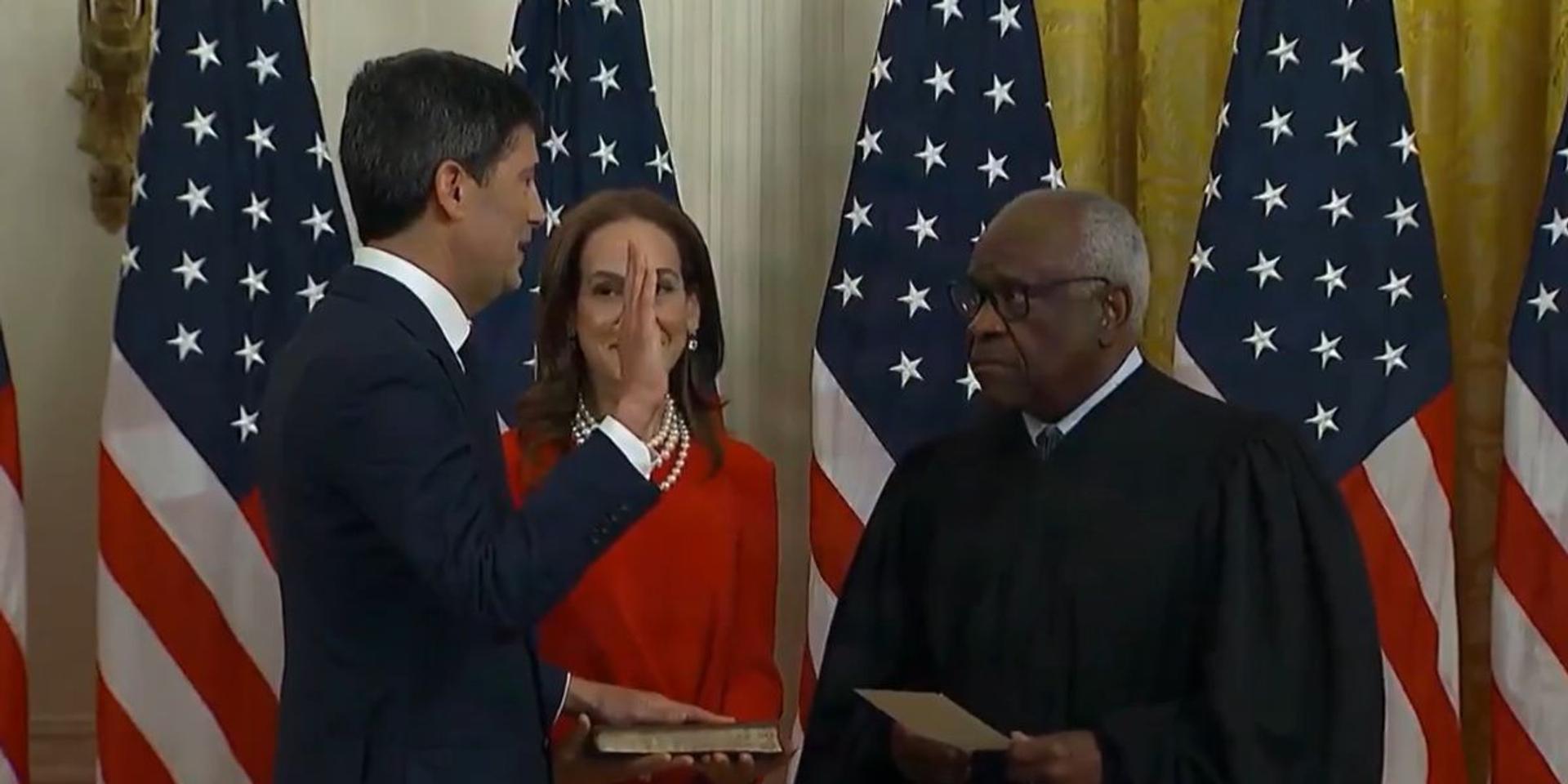BREAKING: Clarence Thomas swears in Kevin Warsh as 17th Fed Chair