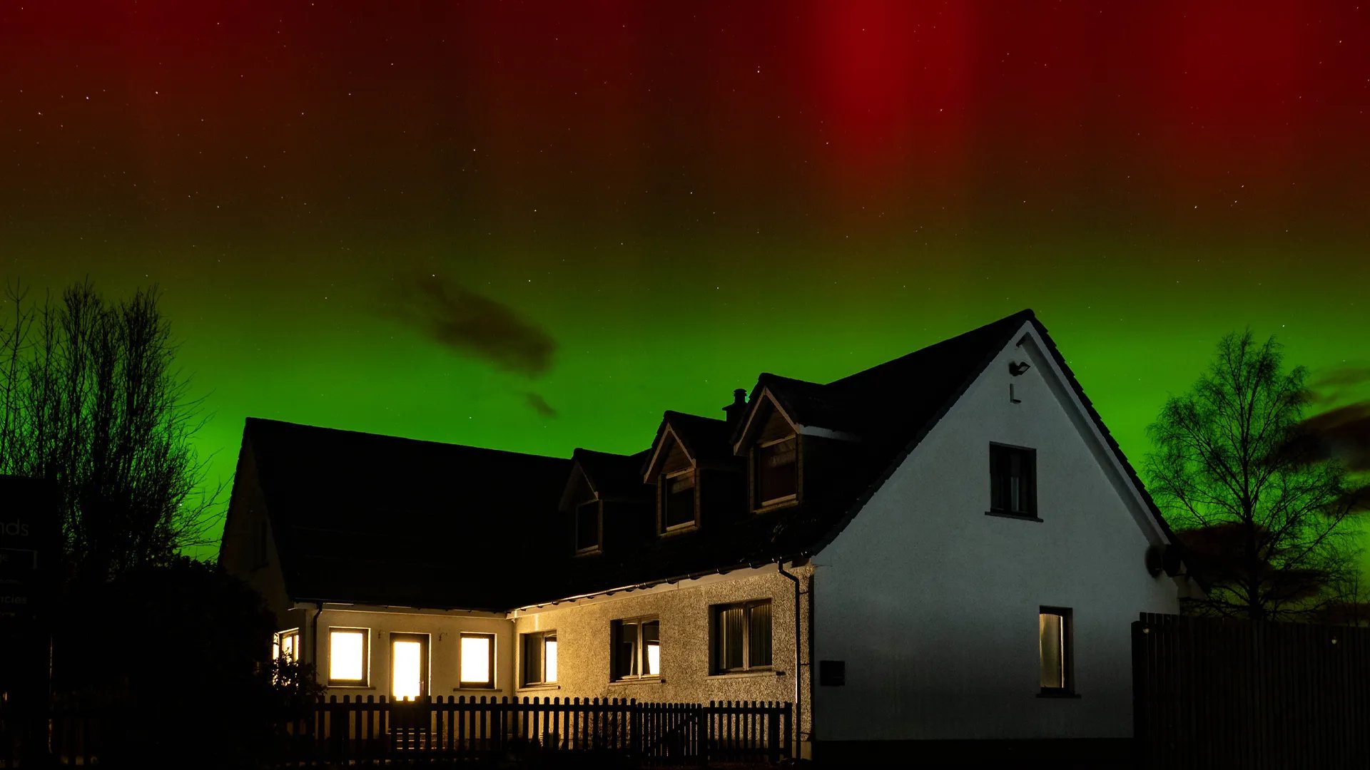 Northern Lights over Highwinds Lodge, Fort William