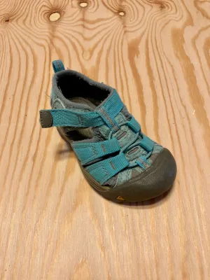 Sandal med täckt tå