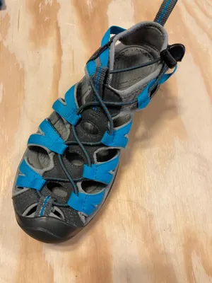Sandal med täckt tå
