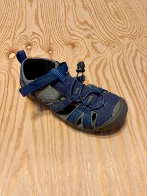 Sandal med täck tå