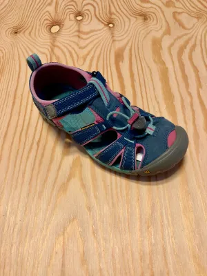 Sandal med täckt tå