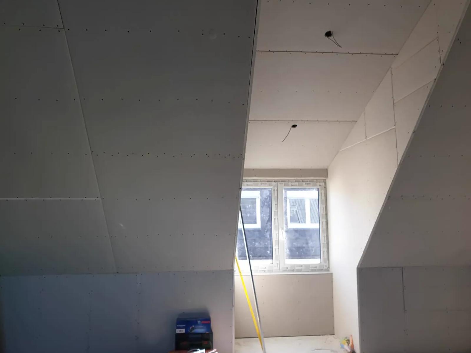 Ausgebautes Dachgeschoss mit verkleideten Schrägen — HEDER Trockenbau