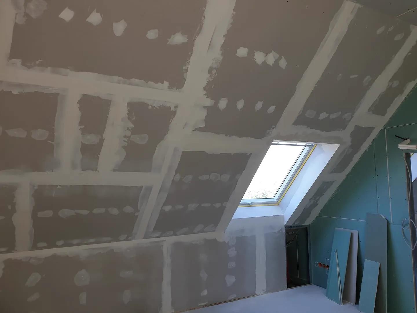 Gespachtelte Fläche einer Trockenbaudecke