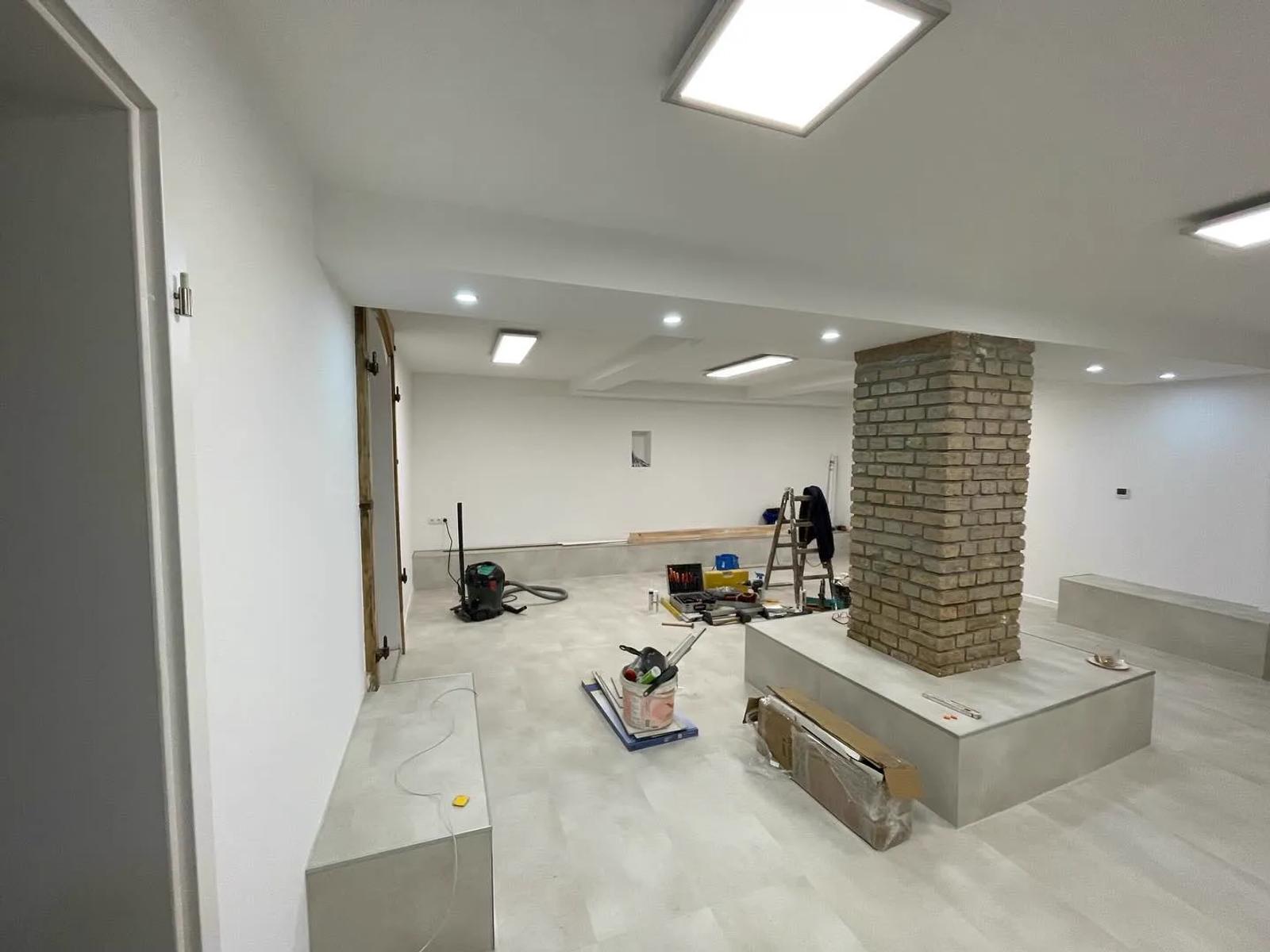Fertig abgehängte Decke mit Einbaustrahlern — HEDER Trockenbau