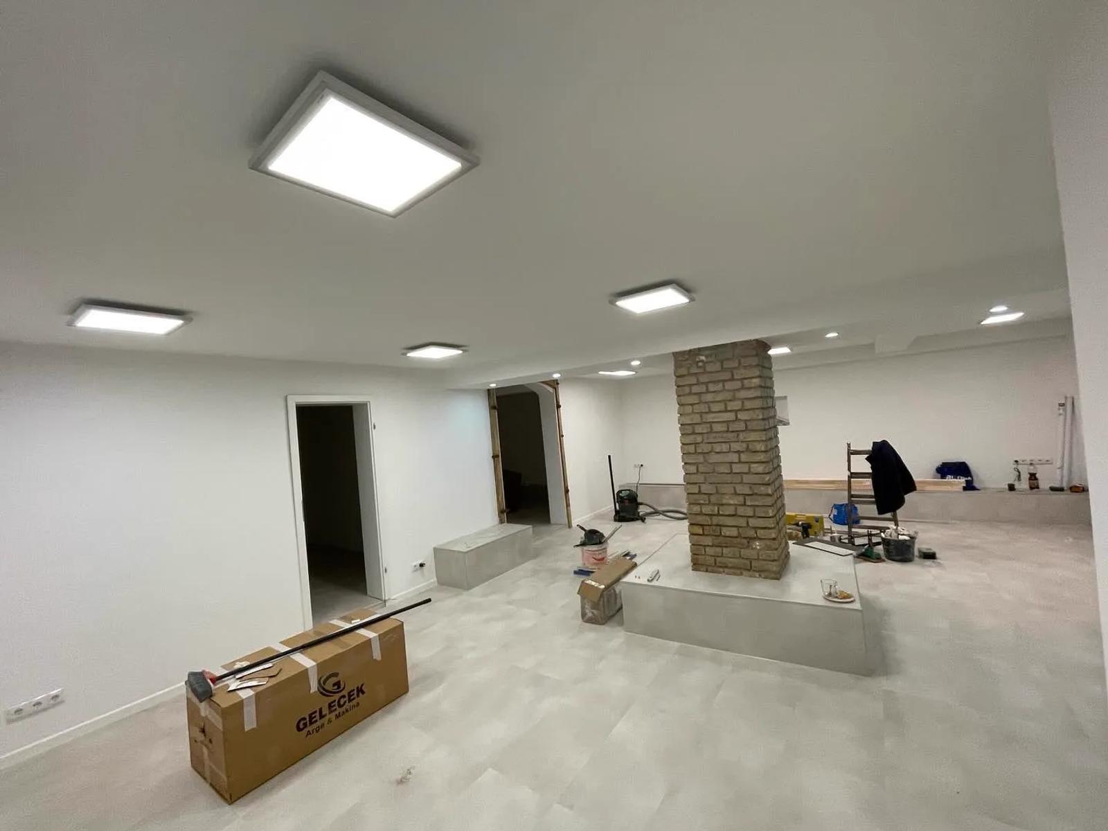 Fertig abgehängte Decke mit Einbaustrahlern — HEDER Trockenbau