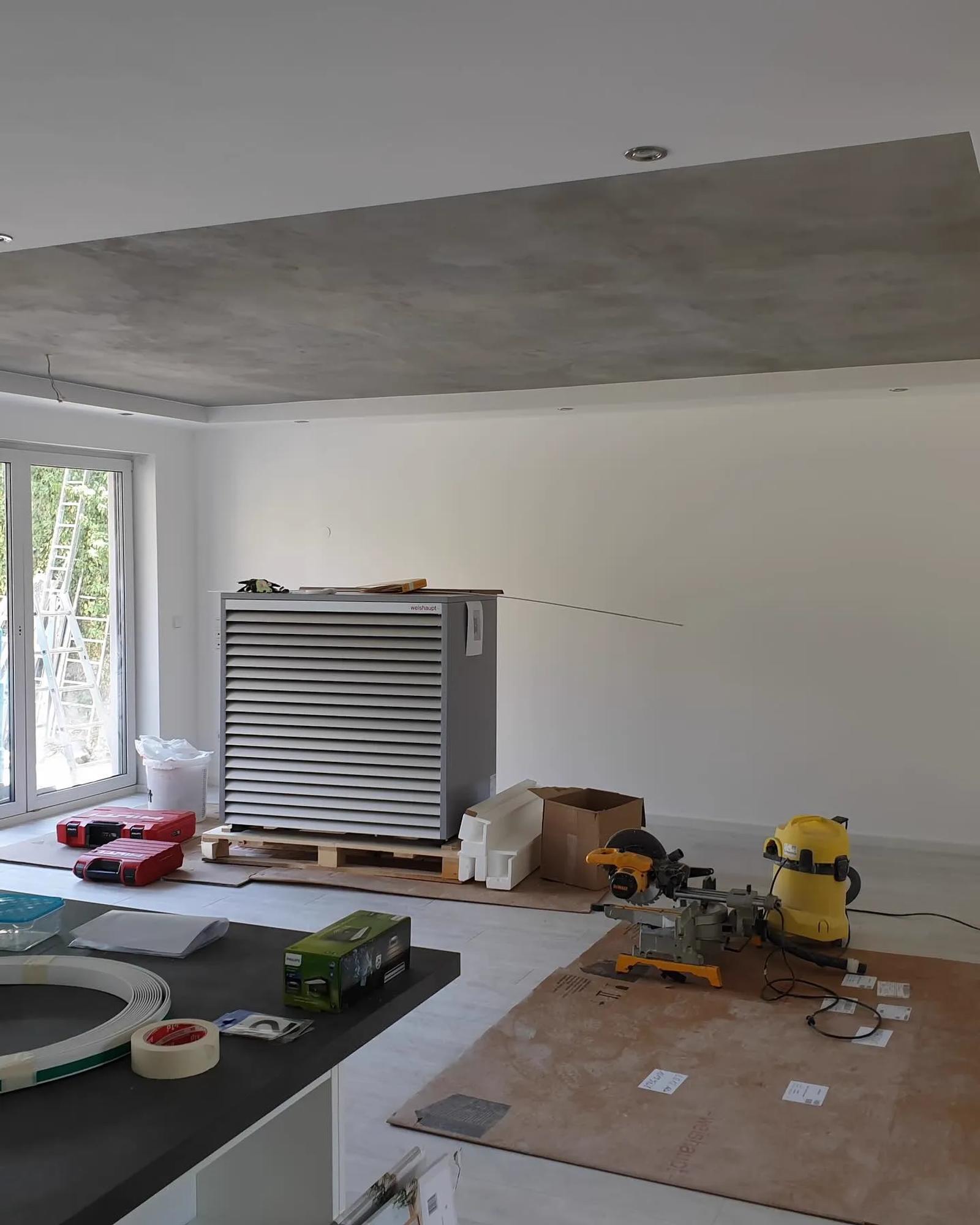 Fertig abgehängte Decke mit Einbaustrahlern — HEDER Trockenbau