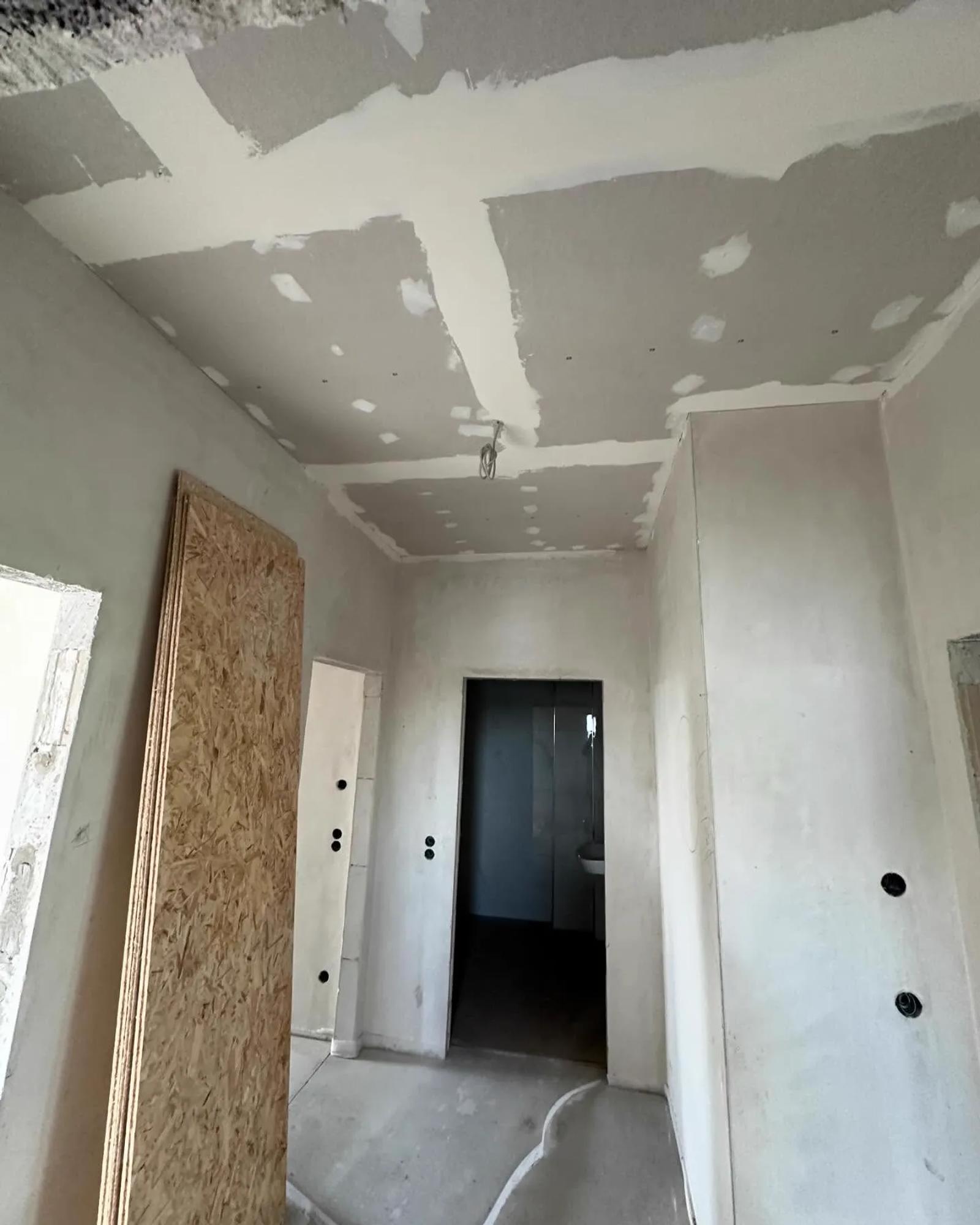 Fertig abgehängte Decke mit Einbaustrahlern — HEDER Trockenbau