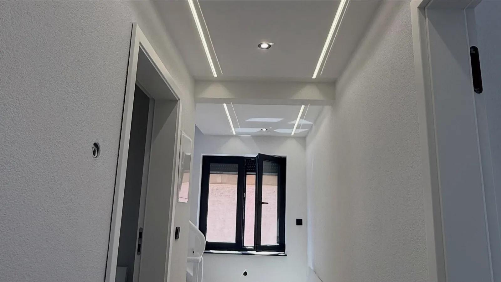 Abgehängte Decke mit indirekter LED-Beleuchtung — HEDER Trockenbau