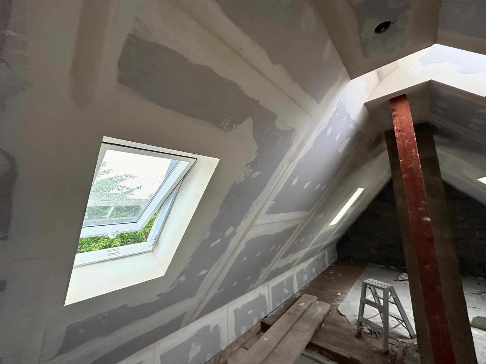 Ausgebautes Dachgeschoss mit verkleideten Schrägen — HEDER Trockenbau