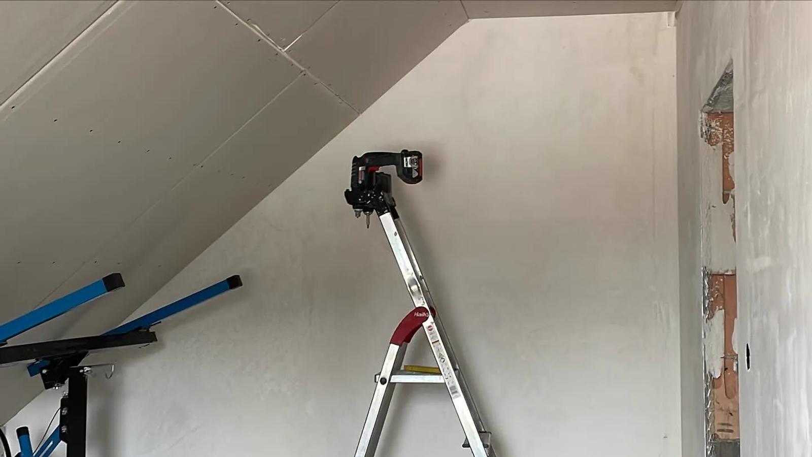 Ausgebautes Dachgeschoss mit verkleideten Schrägen — HEDER Trockenbau
