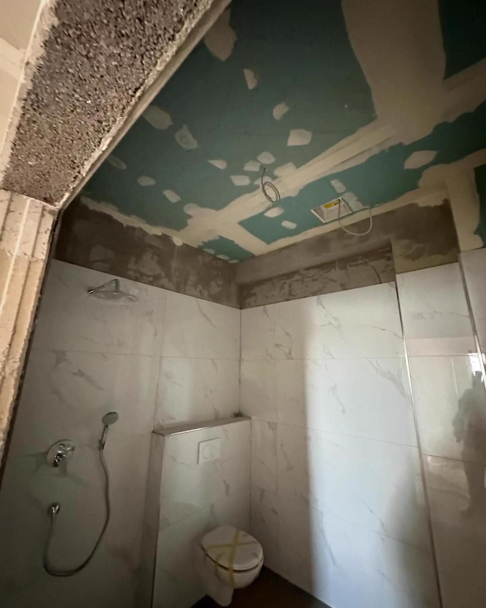 Fertig abgehängte Decke mit Einbaustrahlern — HEDER Trockenbau