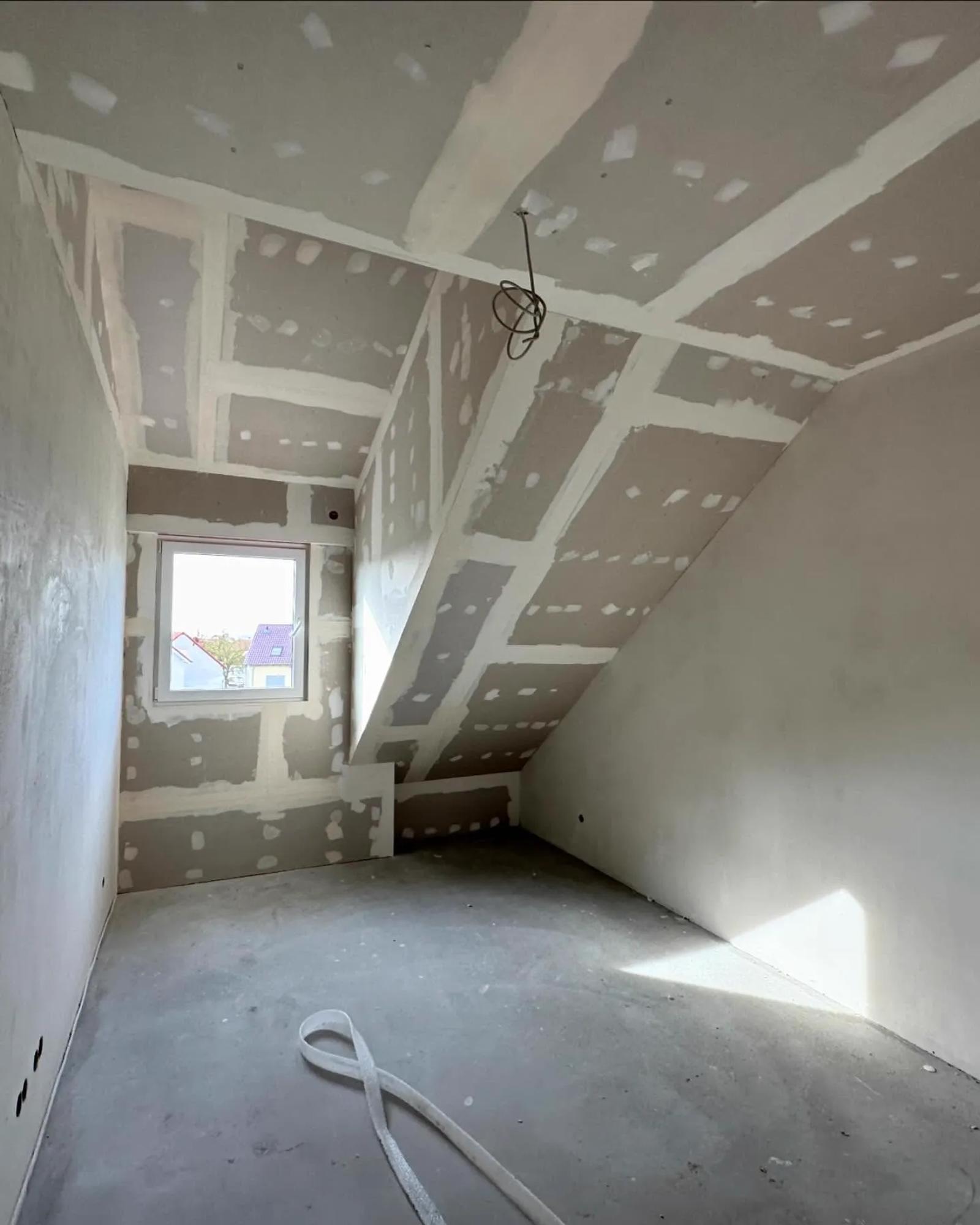 Ausgebautes Dachgeschoss mit verkleideten Schrägen — HEDER Trockenbau