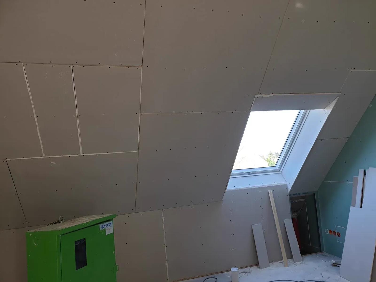 Ausgebautes Dachgeschoss mit verkleideten Schrägen — HEDER Trockenbau