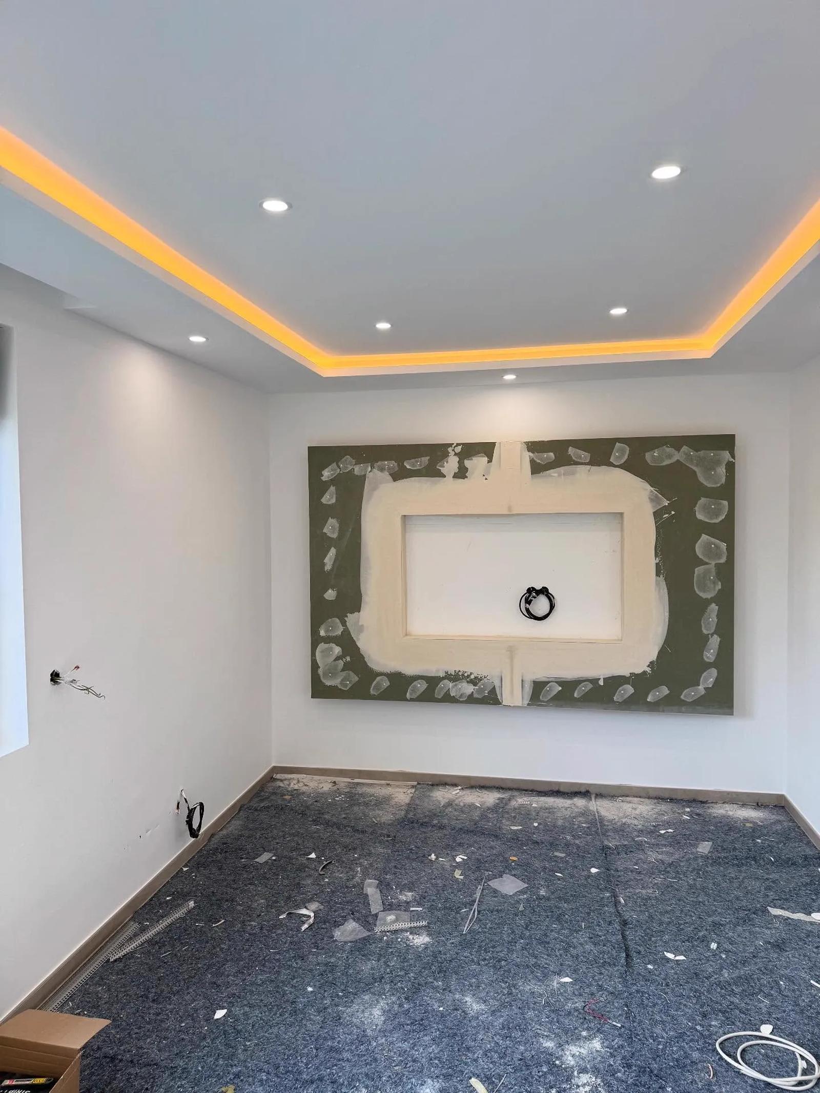 Abgehängte Decke mit indirekter LED-Beleuchtung — HEDER Trockenbau