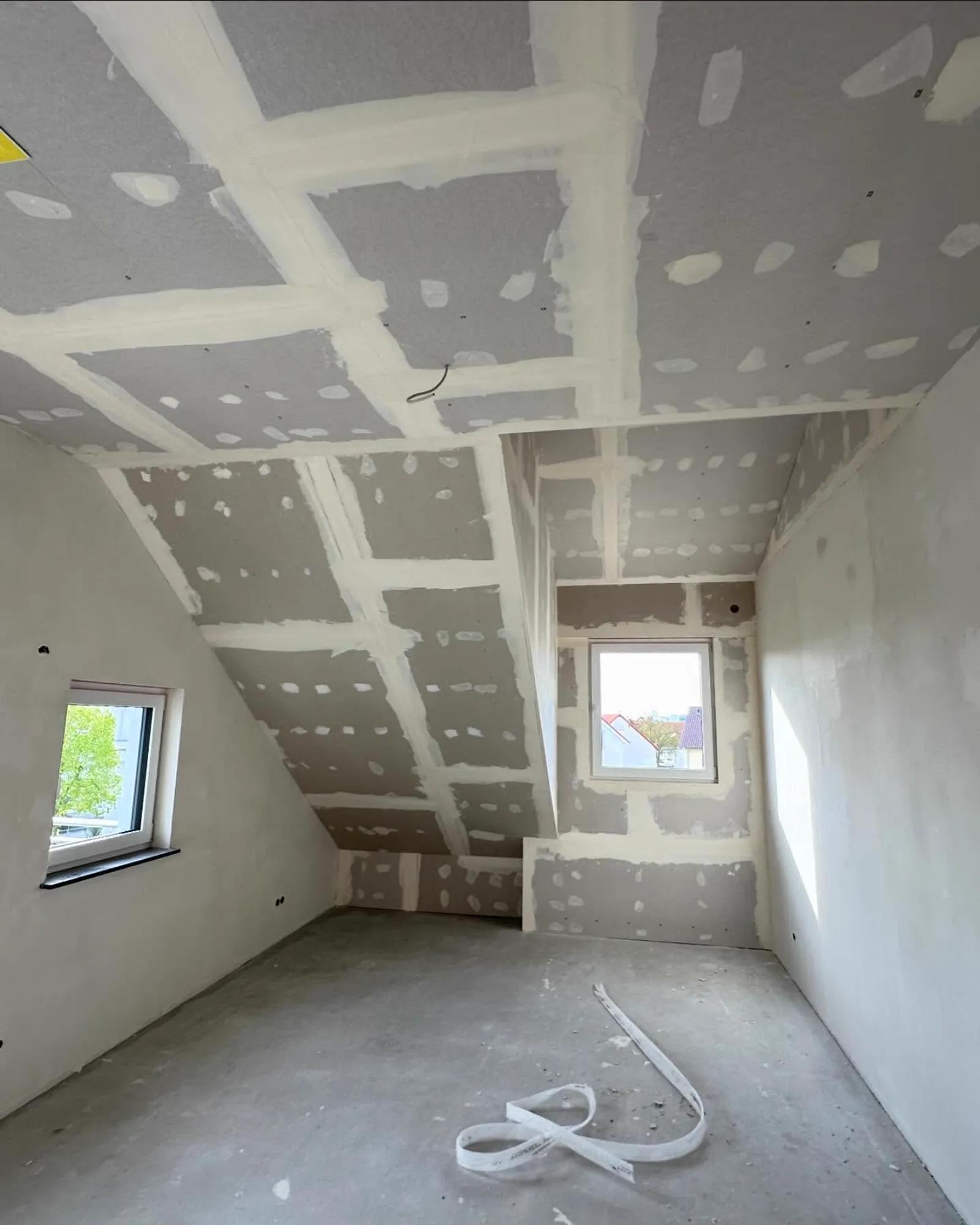 Ausgebautes Dachgeschoss mit verkleideten Schrägen — HEDER Trockenbau