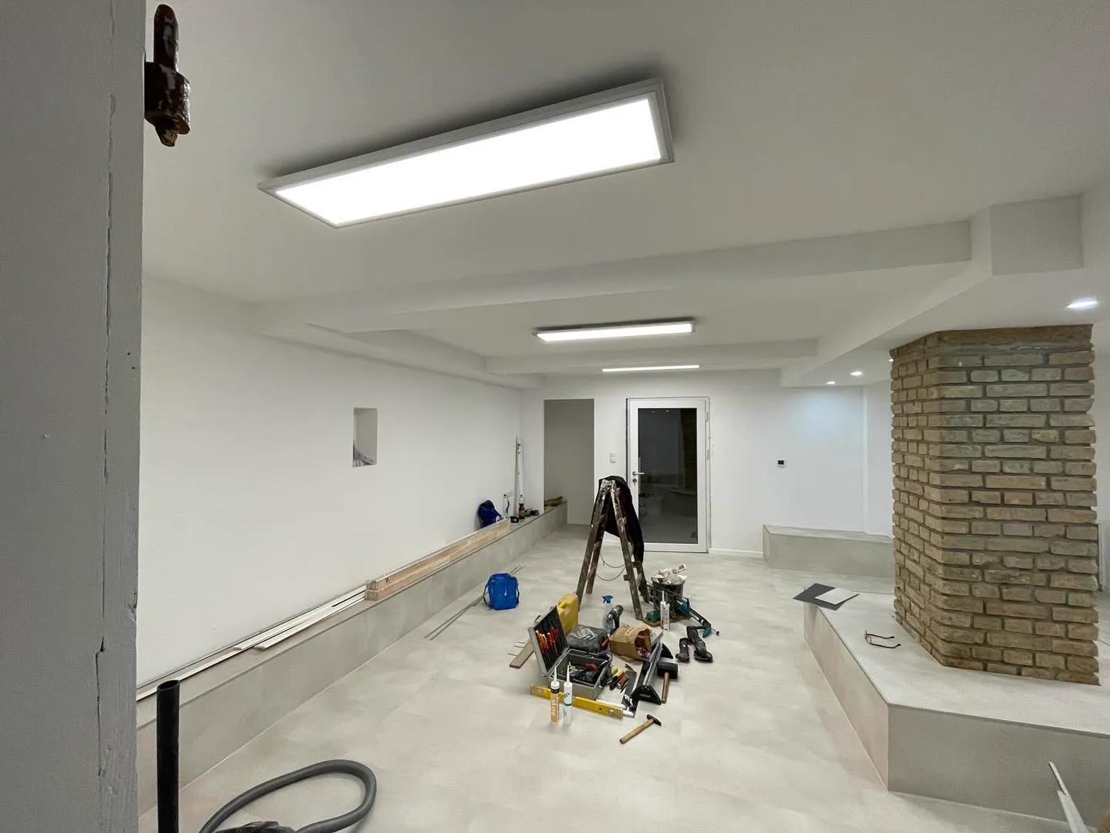 Fertig abgehängte Decke mit Einbaustrahlern — HEDER Trockenbau