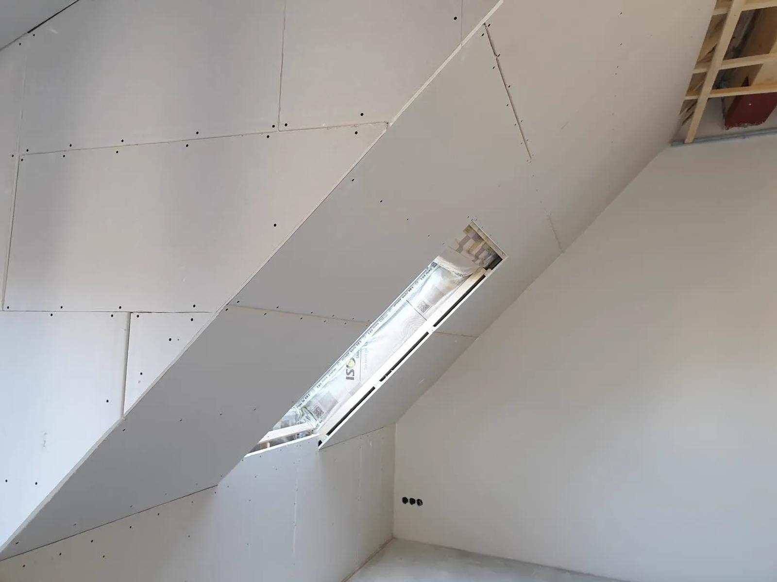 Ausgebautes Dachgeschoss mit verkleideten Schrägen — HEDER Trockenbau