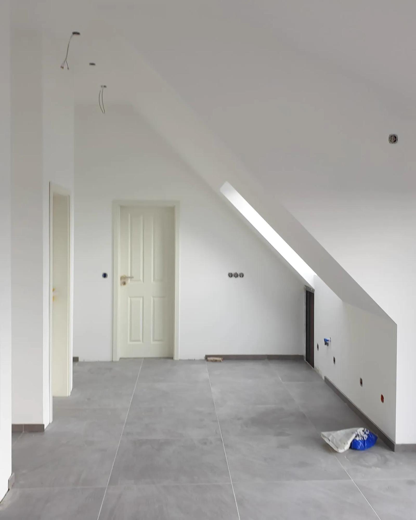 Fertiggestellter Raum nach dem Innenausbau — HEDER Trockenbau