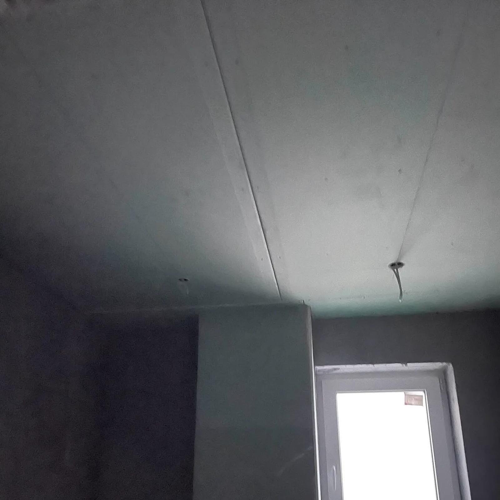 Fertig abgehängte Decke mit Einbaustrahlern — HEDER Trockenbau