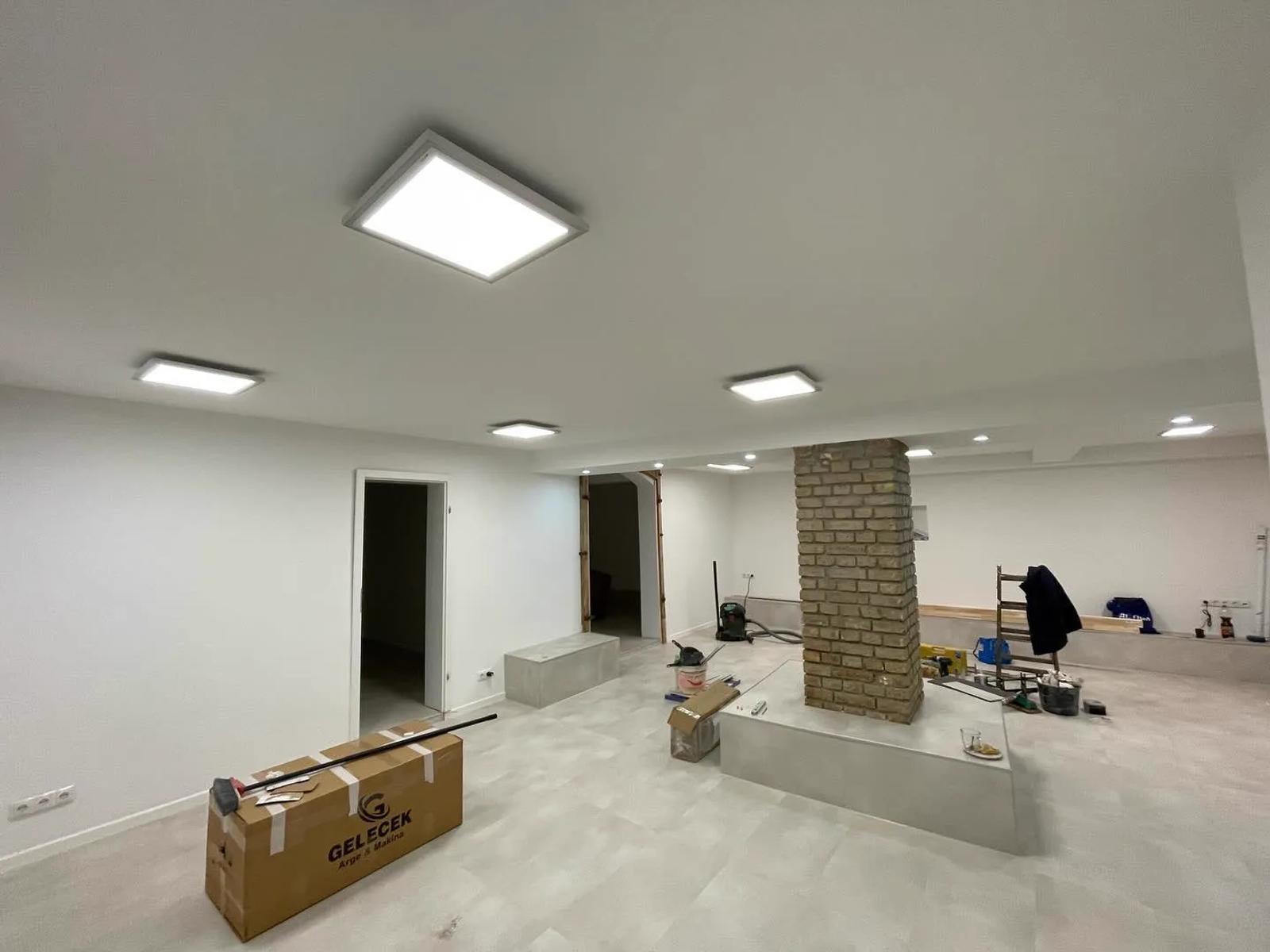 Fertig abgehängte Decke mit Einbaustrahlern — HEDER Trockenbau