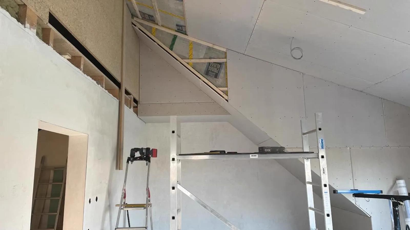Ausgebautes Dachgeschoss mit verkleideten Schrägen — HEDER Trockenbau