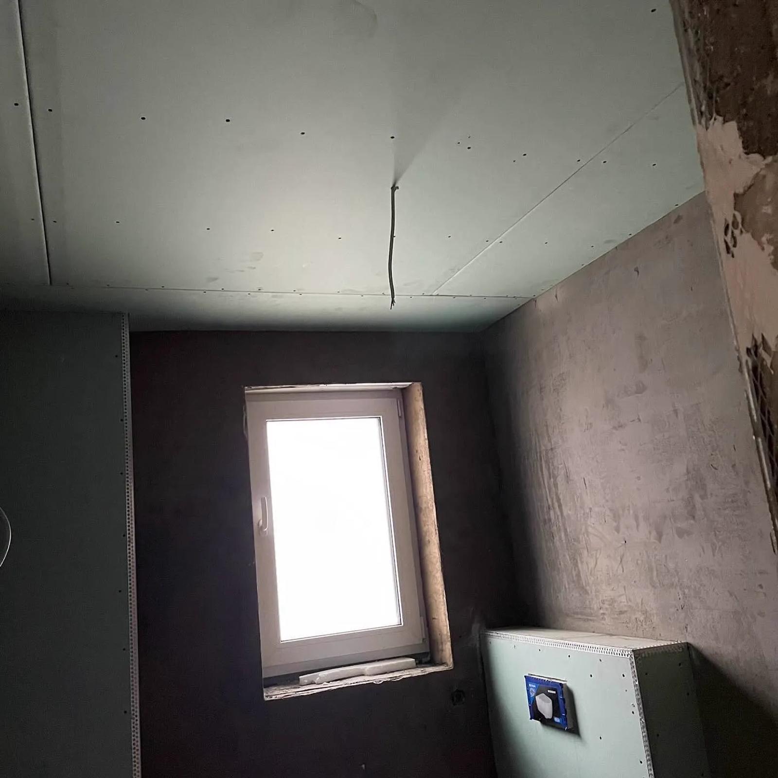 Fertig abgehängte Decke mit Einbaustrahlern — HEDER Trockenbau