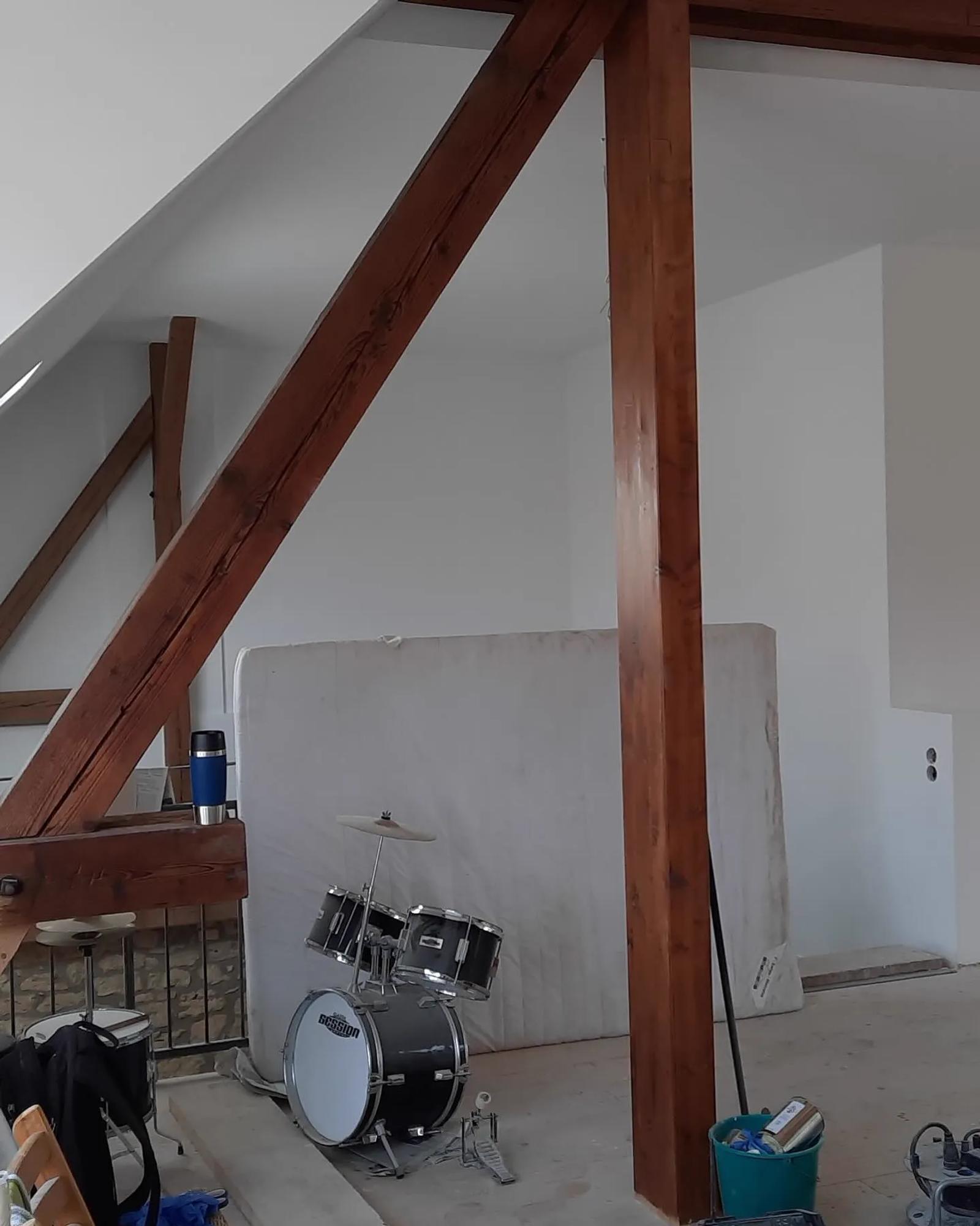 Ausgebautes Dachgeschoss mit verkleideten Schrägen — HEDER Trockenbau