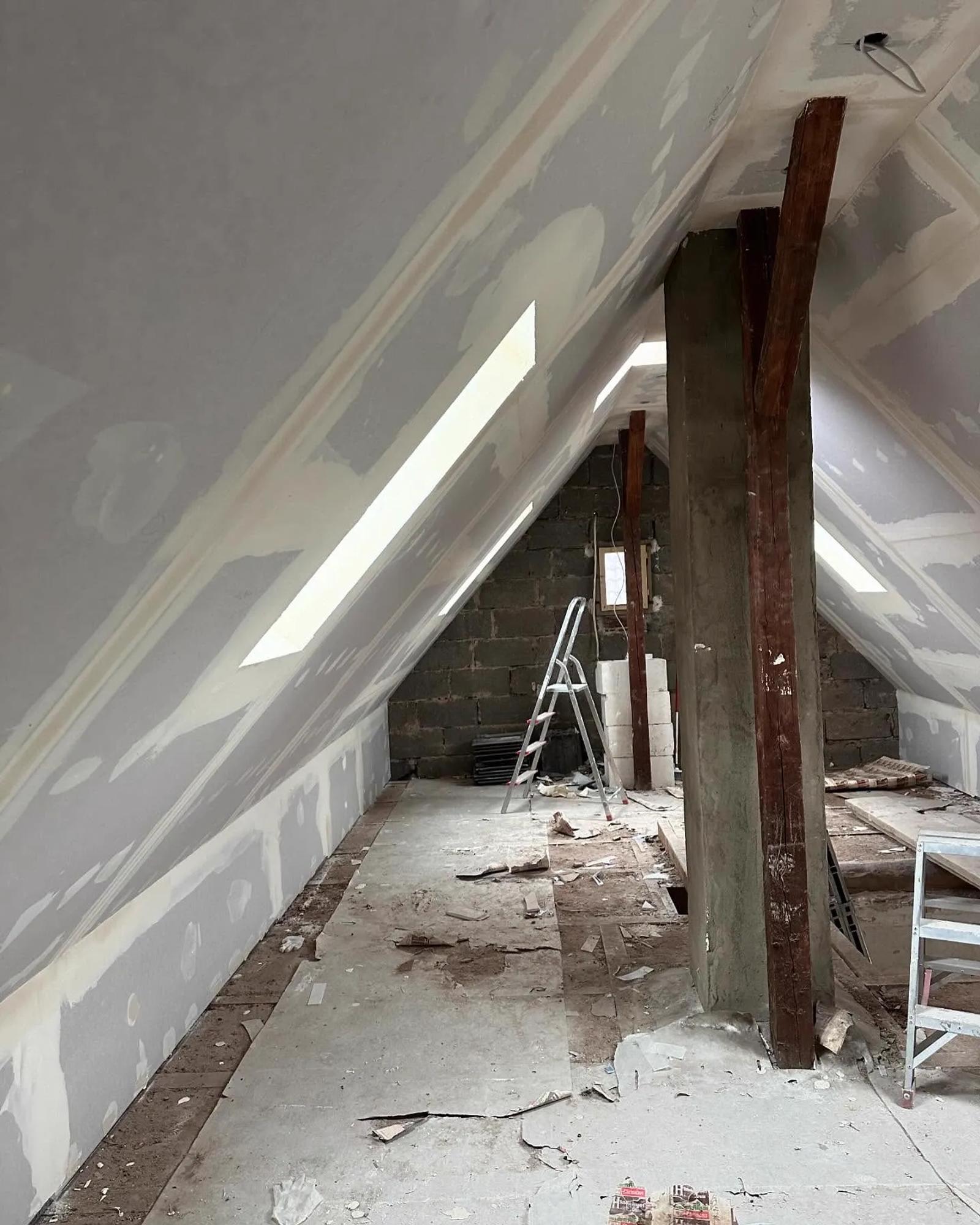 Ausgebautes Dachgeschoss mit verkleideten Schrägen — HEDER Trockenbau
