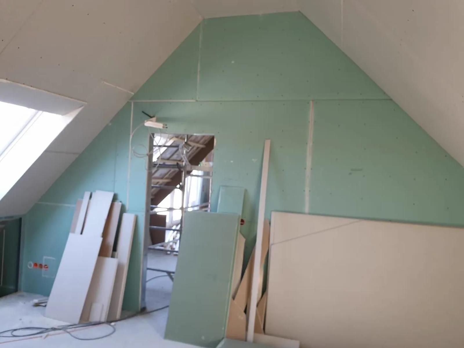 Ausgebautes Dachgeschoss mit verkleideten Schrägen — HEDER Trockenbau