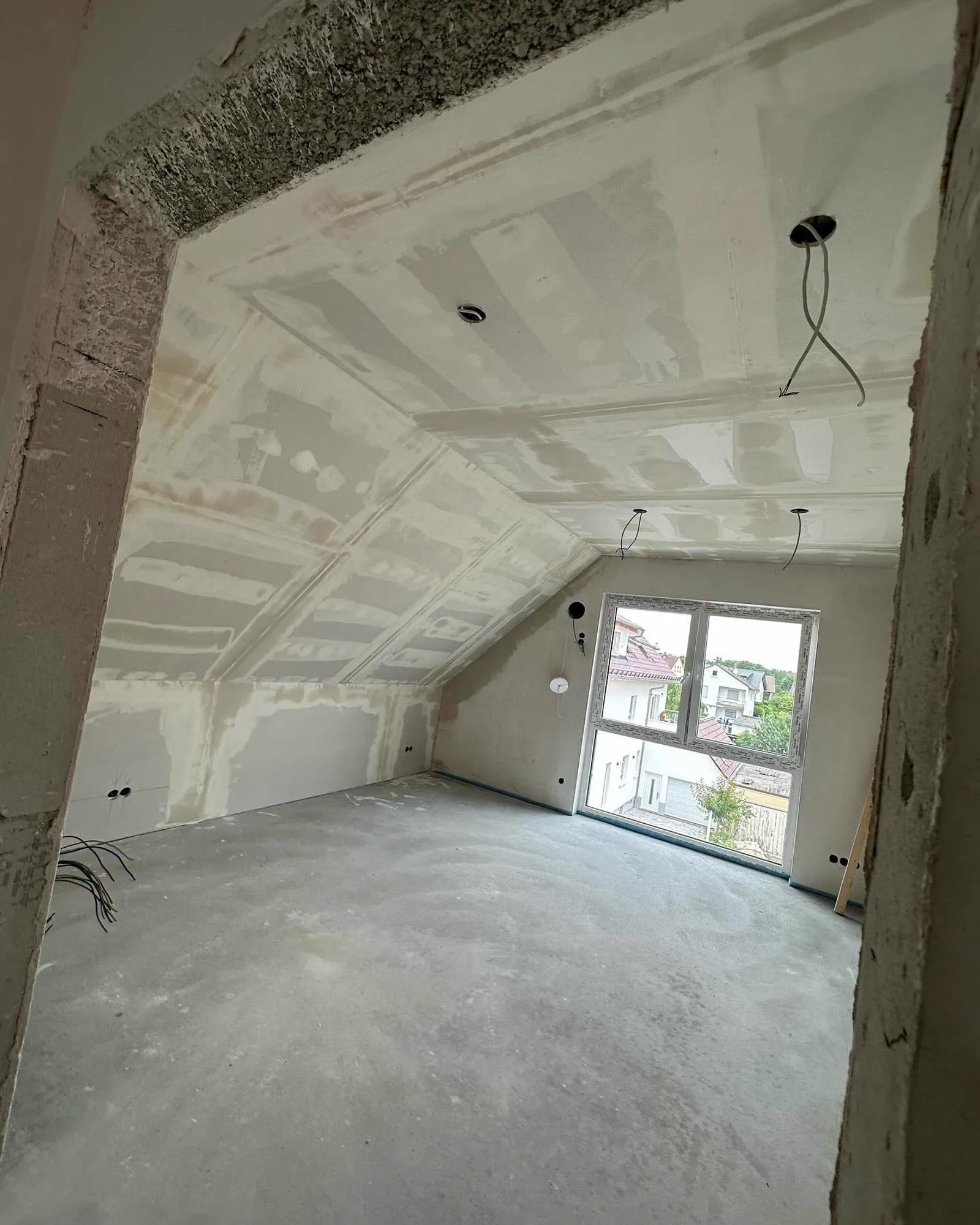 Ausgebautes Dachgeschoss mit verkleideten Schrägen — HEDER Trockenbau