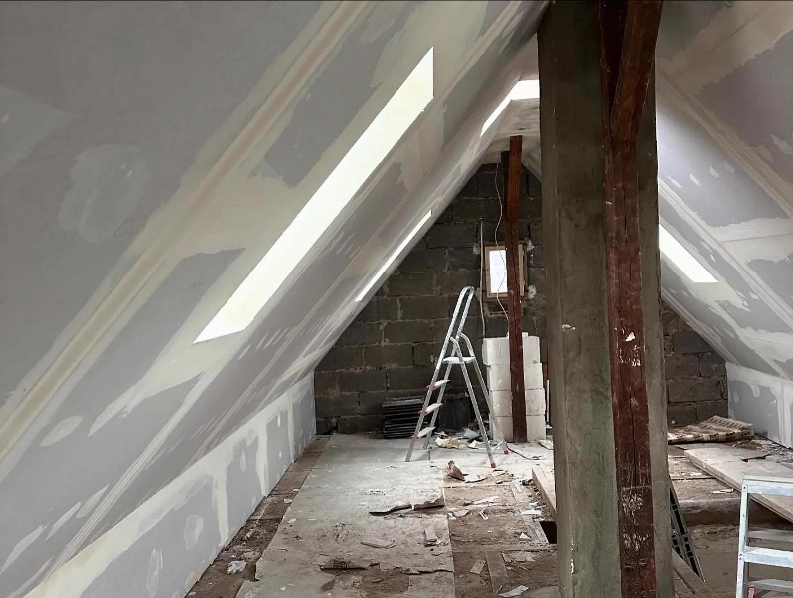 Ausgebautes Dachgeschoss mit verkleideten Schrägen — HEDER Trockenbau
