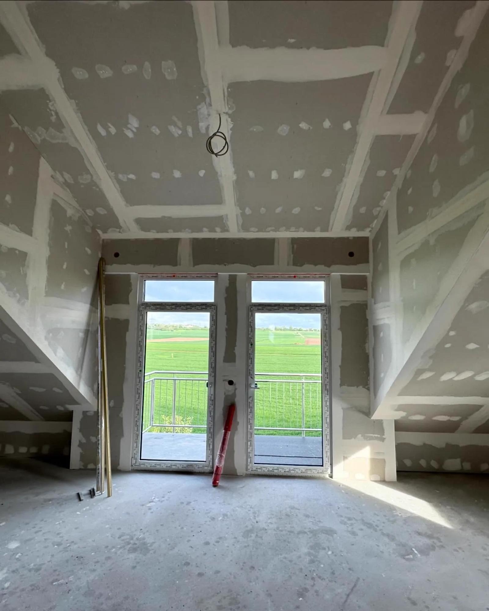 Ausgebautes Dachgeschoss mit verkleideten Schrägen — HEDER Trockenbau