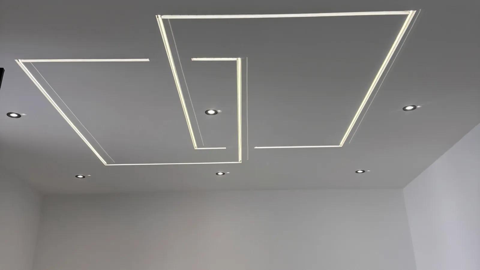 Abgehängte Decke mit indirekter LED-Beleuchtung — HEDER Trockenbau