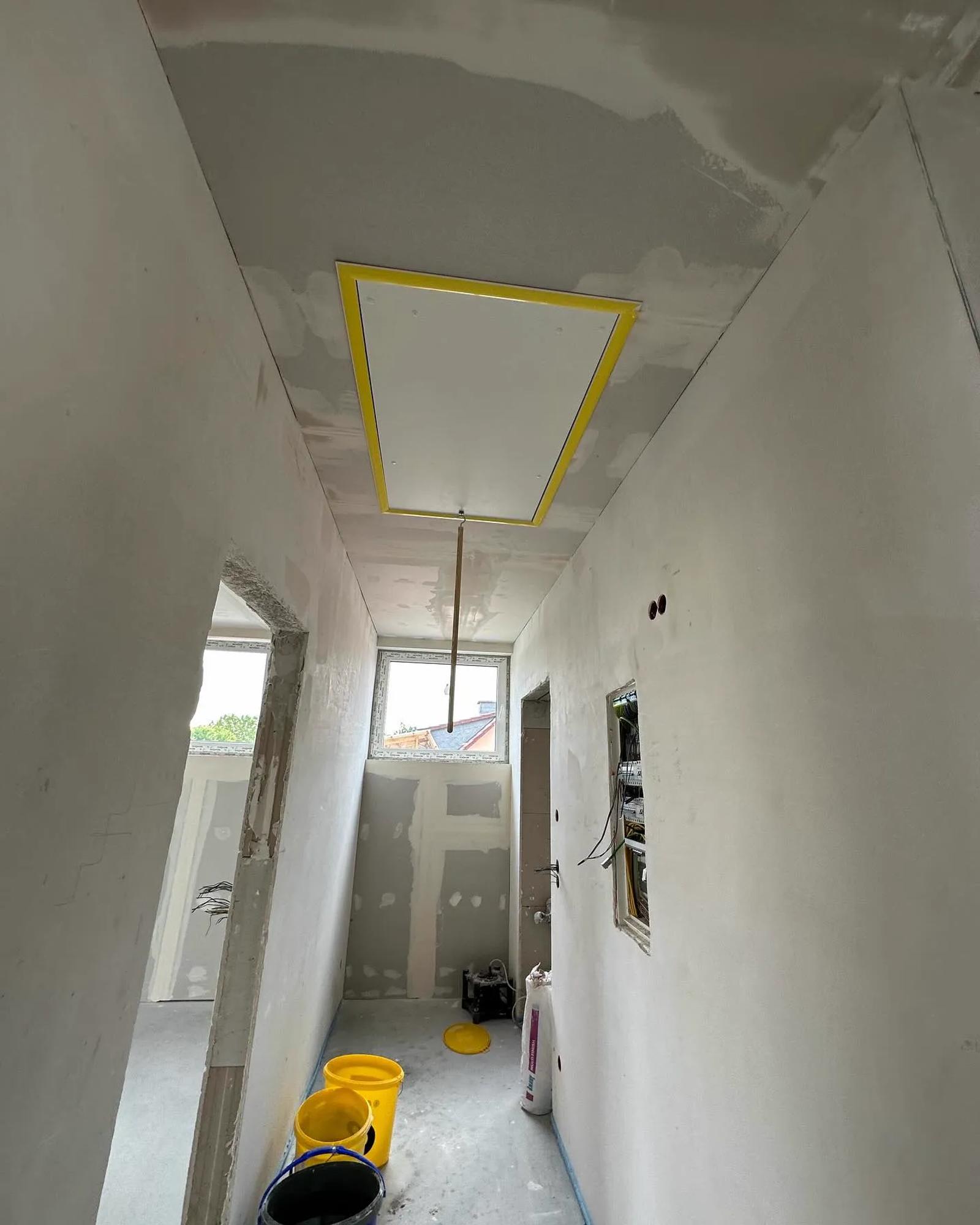 Fertig abgehängte Decke mit Einbaustrahlern — HEDER Trockenbau