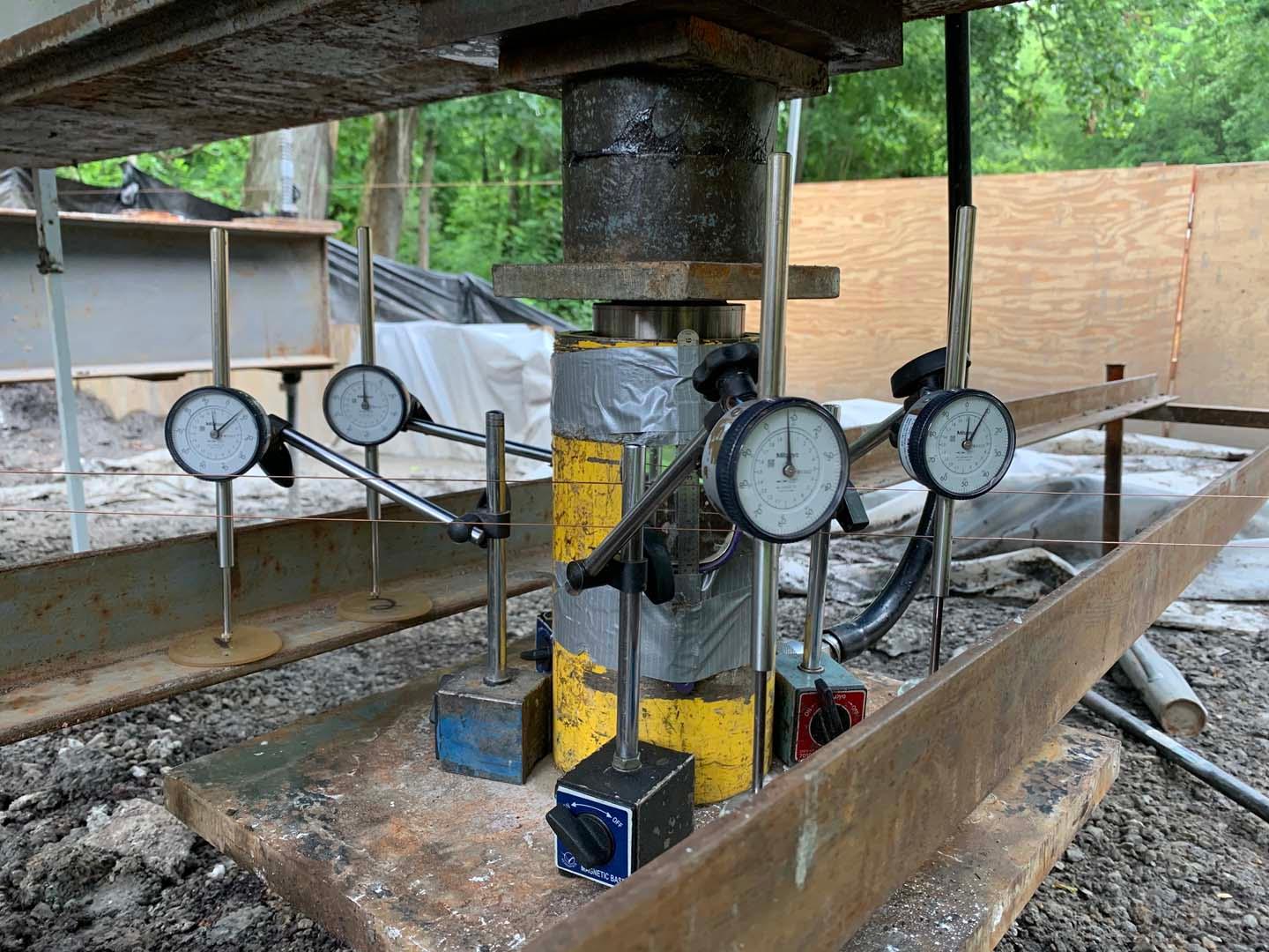 Static load test system (jacks, reaction frame, gauges)