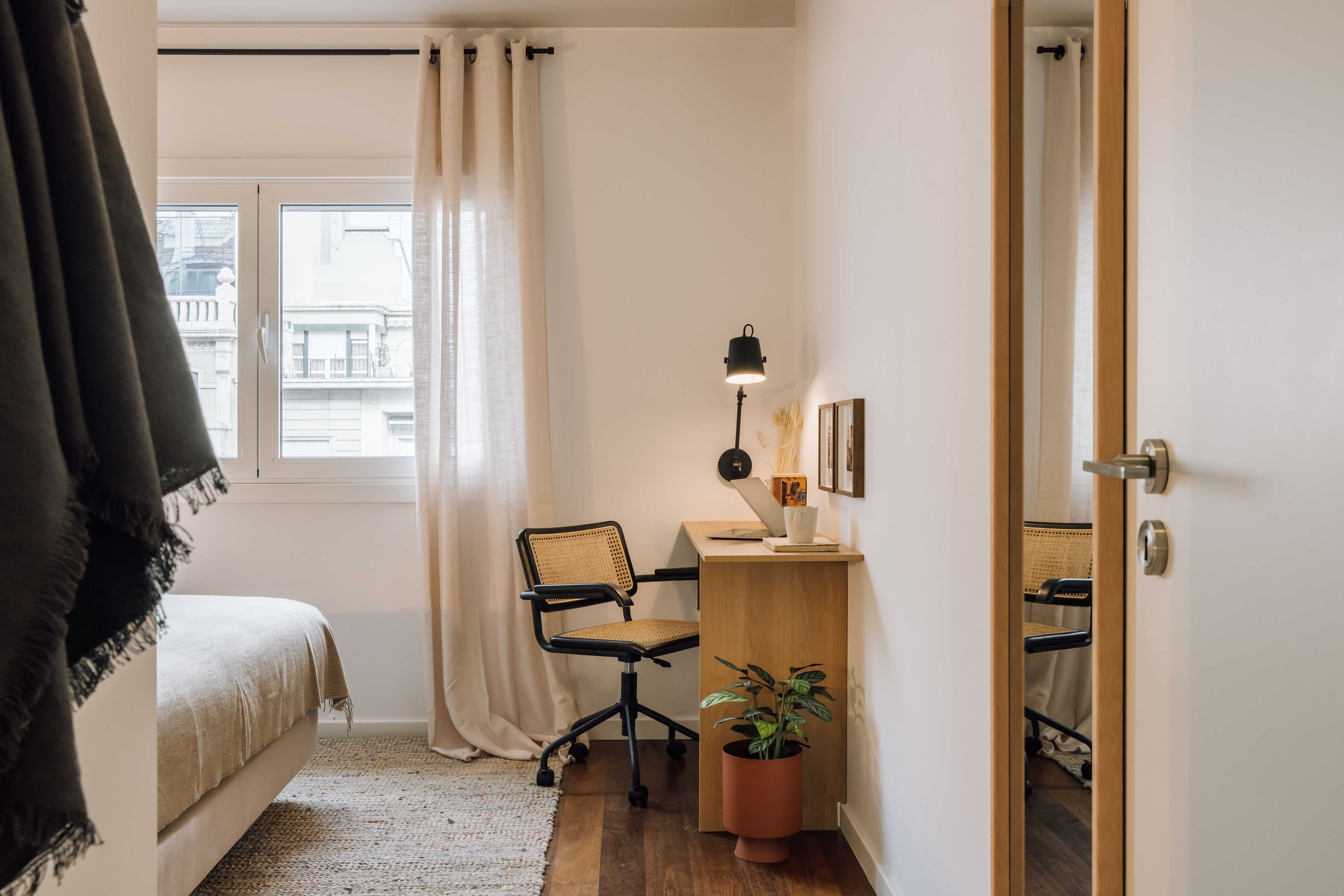 1654160545-desk-to-work-in-bedroom-flat-rental-lisbon-ukio-128217.jpg