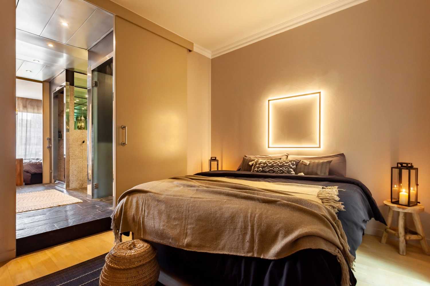 1654088526-colors-bedroom-double-bed-barcelona-passeig-de-gracia.jpg