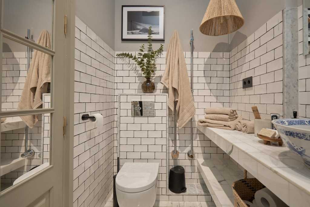 1653660170-bathroom-white-tiles-barcelona.jpg