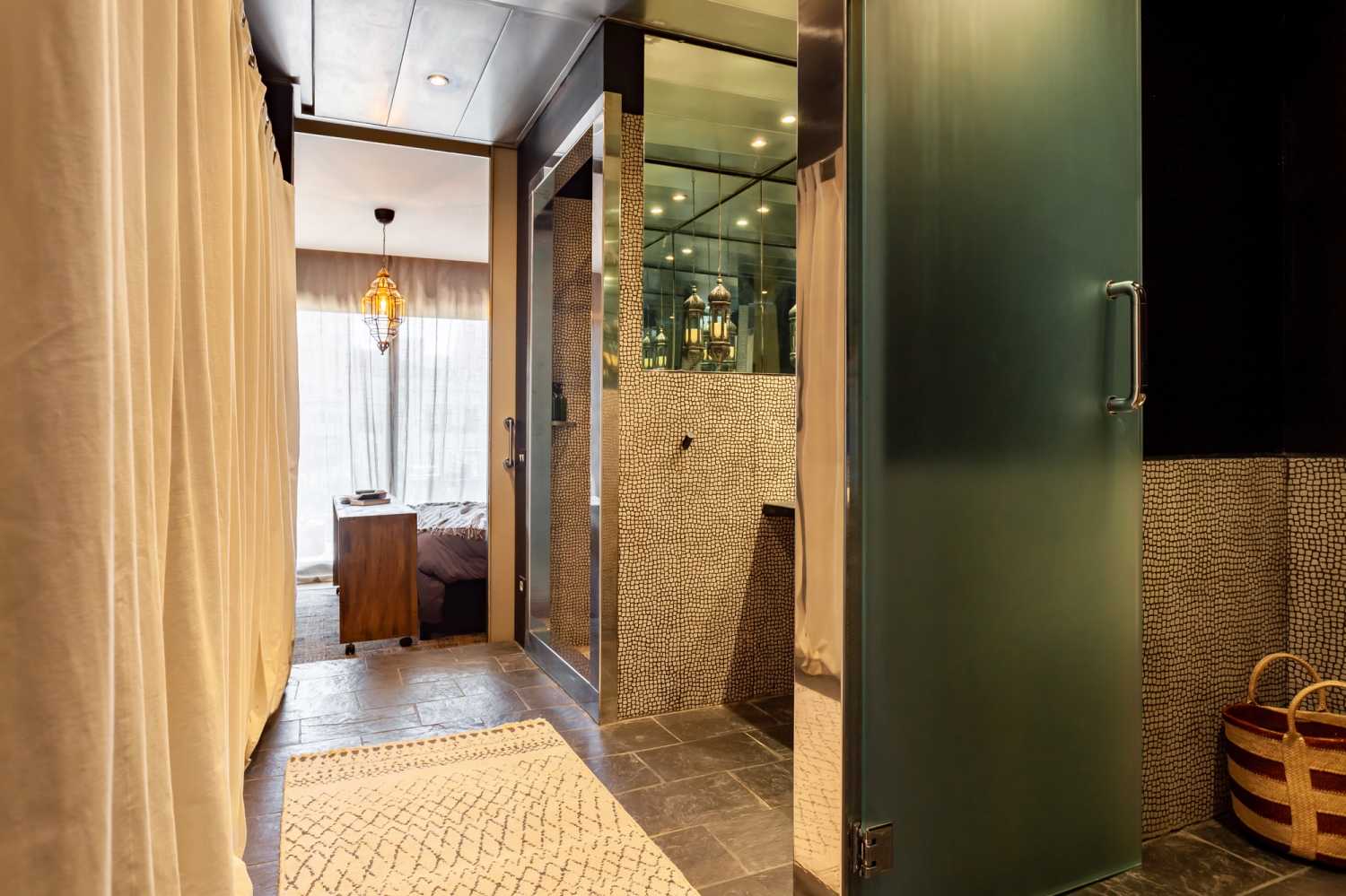 1654088607-ensuited-bathroom-dressing-barcelona-passeig-de-gracia.jpg