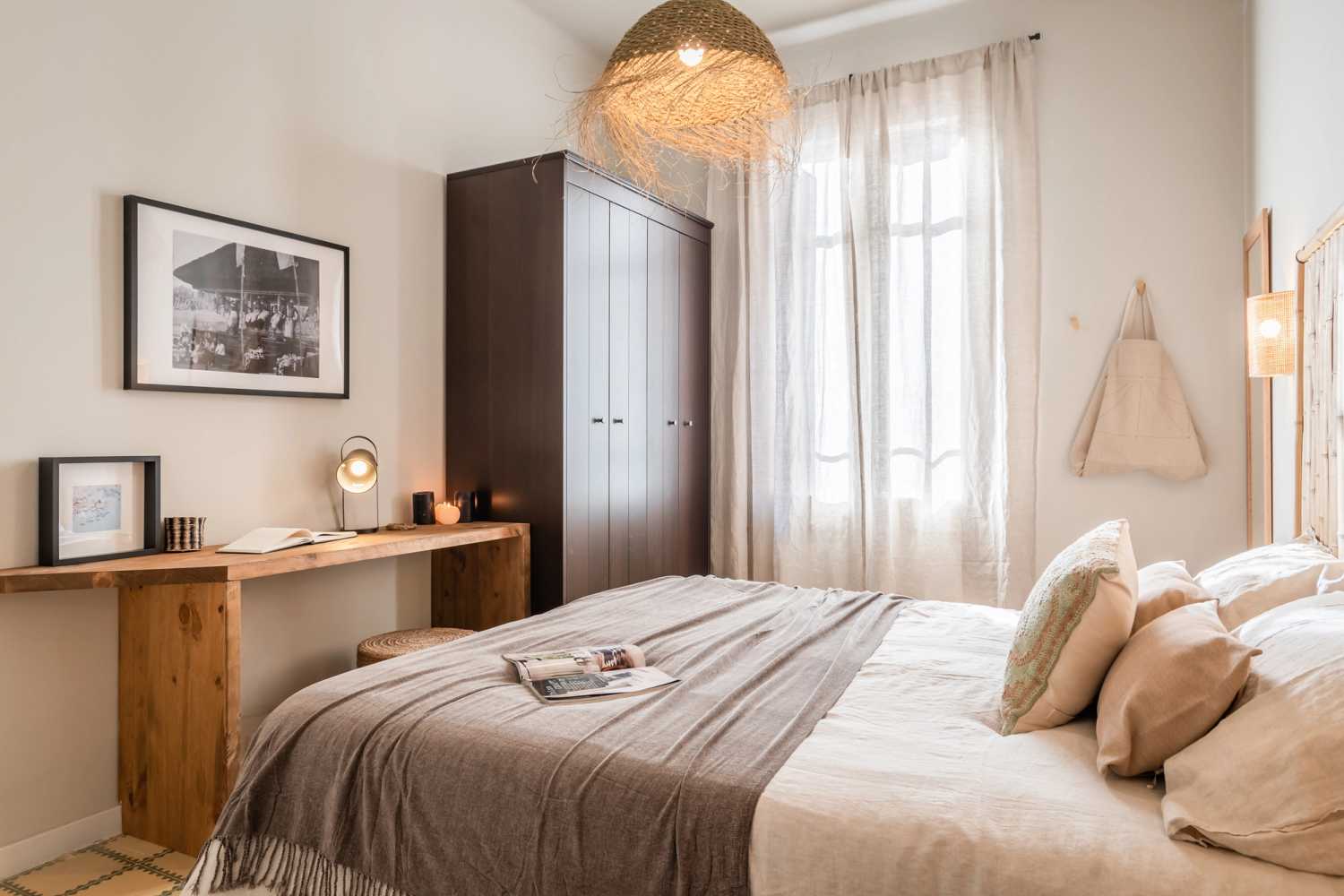 1654252785-double-bedroom-with-desk-in-flat-monthly-rental.jpg