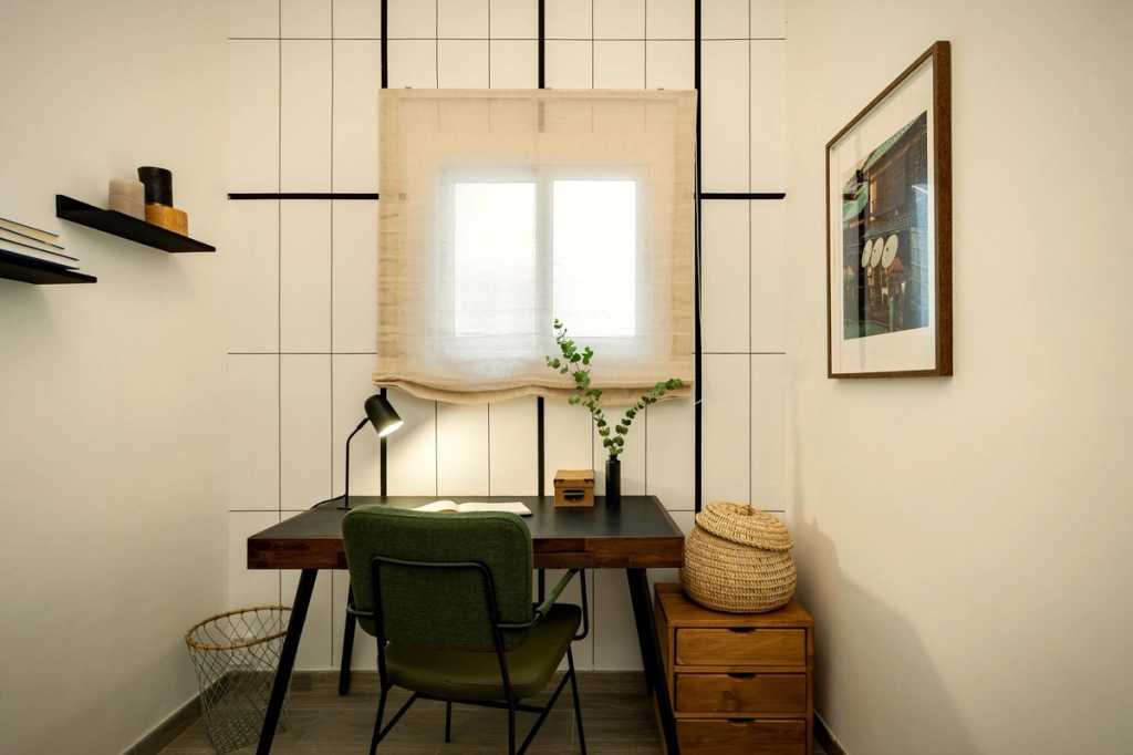 1653907292-desk-to-work-with-lamp-in-apartment-to-rent-barcelona.jpg