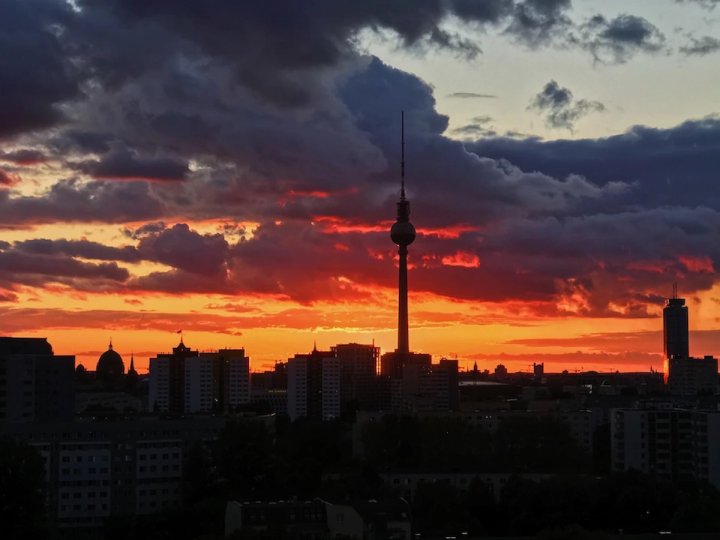 sunset pic of berlin skyline