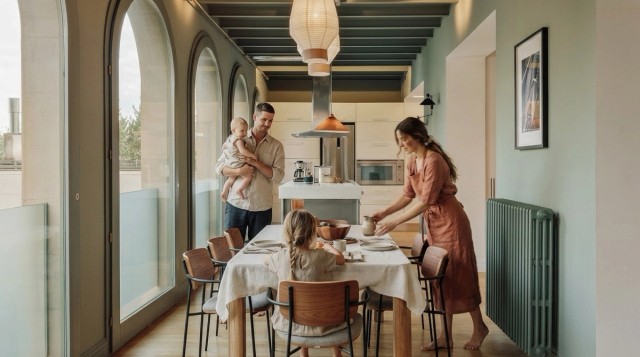 Family having breakfast in an Ukio apartment in Barcelona