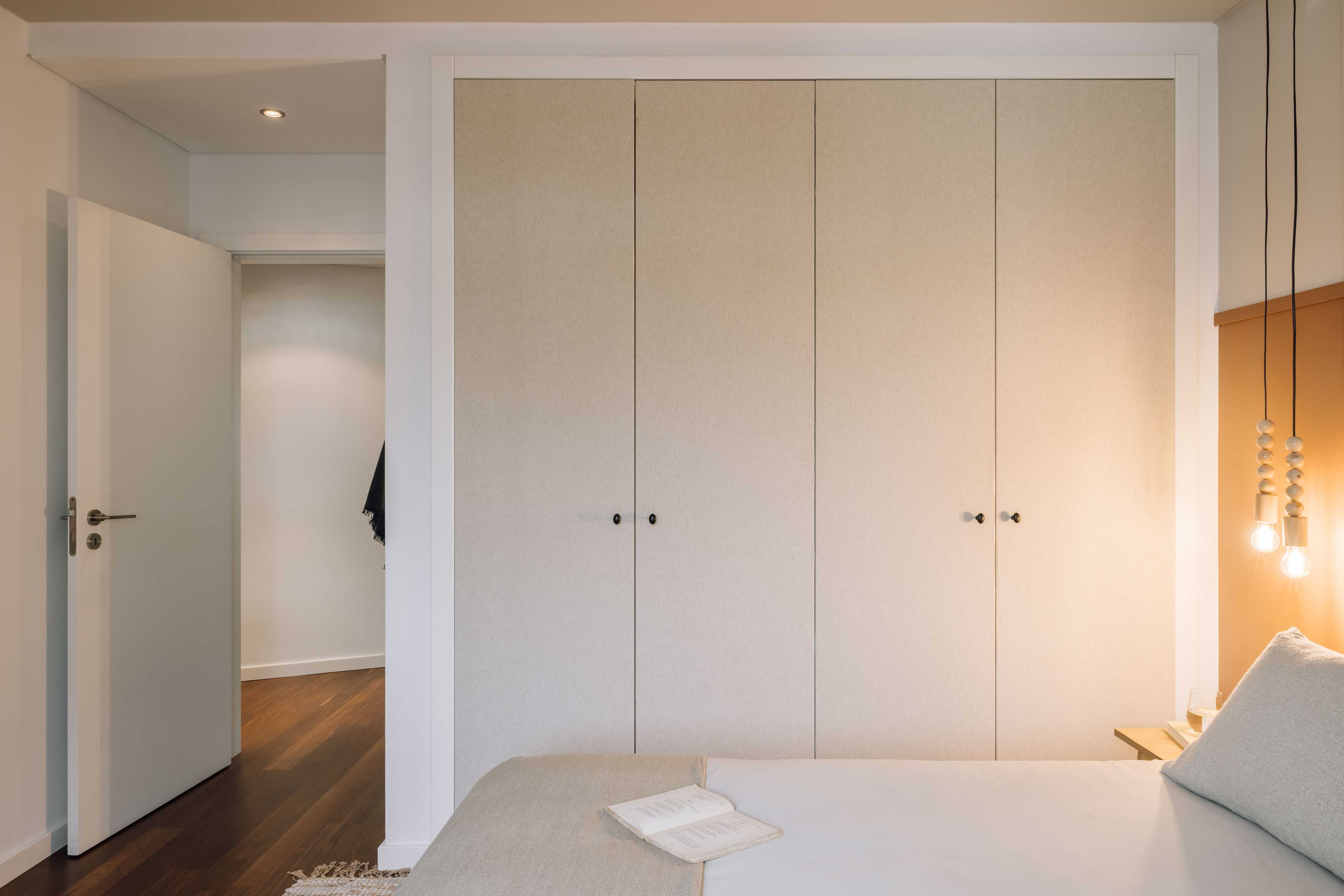 1654159697-bedroom-big-white-wardrobe-apartment-lisbon-ukio-casal-ribeiro-1_0178.jpg