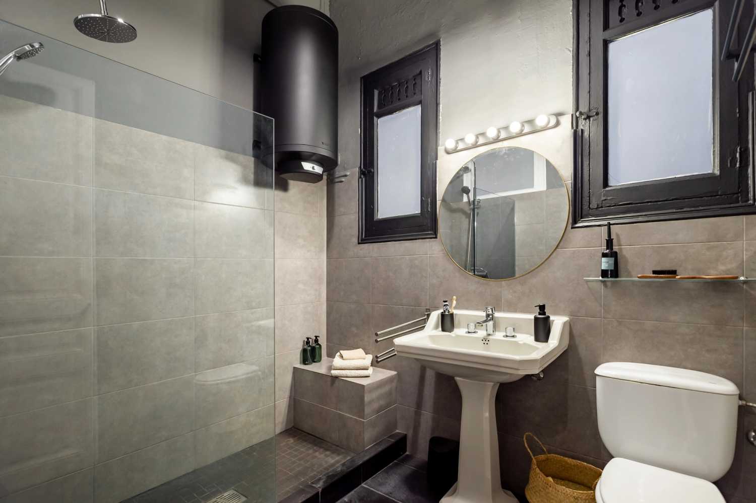 1654163437-walk-in-shower-in-flat-monthly-rental-barcelona-eixample.jpg